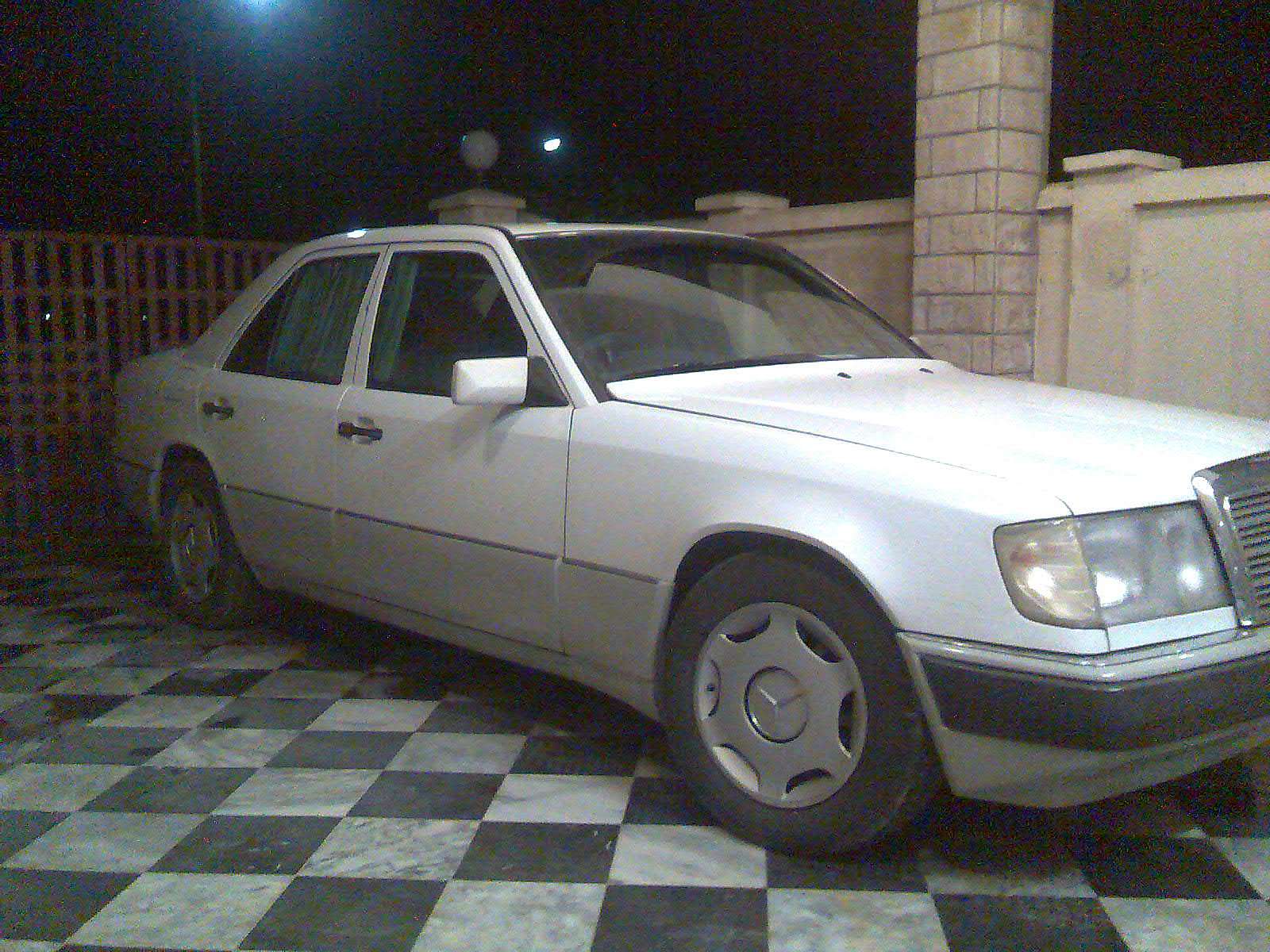 Mercedes Benz E Class - 1992 Fakhar Image-1