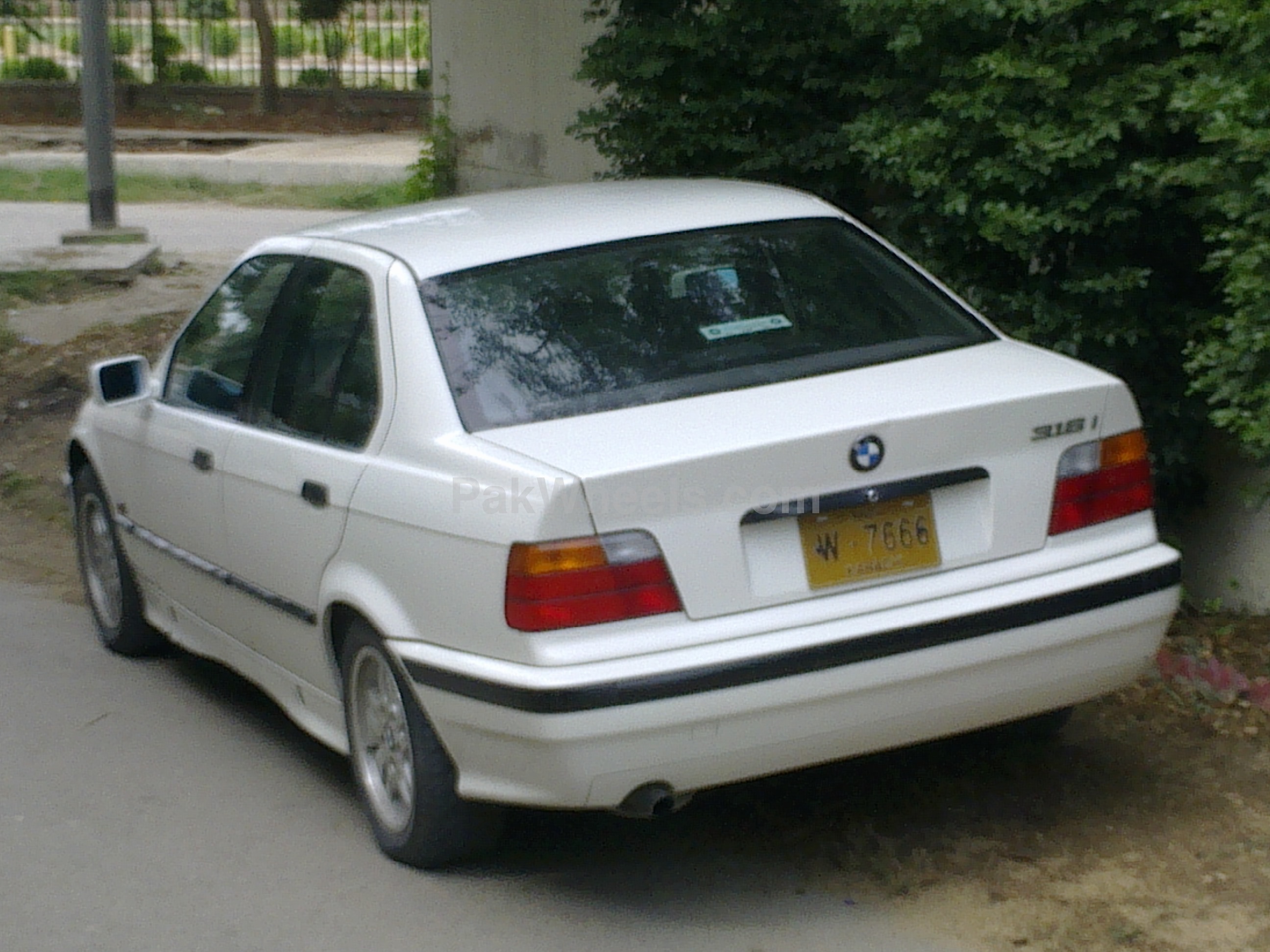 BMW 3 Series - 1993 BMW 316i (E36) Image-1
