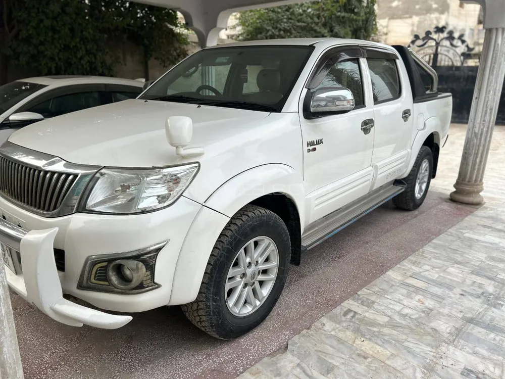 Toyota Hilux 2015 for Sale in Sadiqabad Image-1
