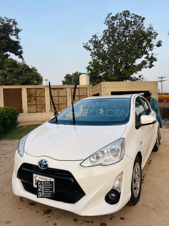 Toyota Aqua 2016 for Sale in Liaqat Pur Image-1