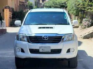 Toyota Hilux 4x4 Double Cab Standard 2013 for Sale