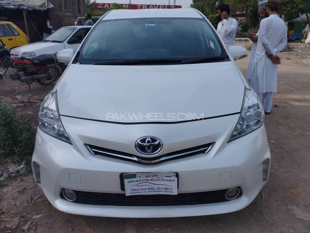 Toyota Prius Alpha 2011 for Sale in Peshawar Image-1