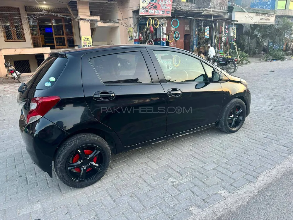 Toyota Vitz 2014 for Sale in Sambrial Image-1