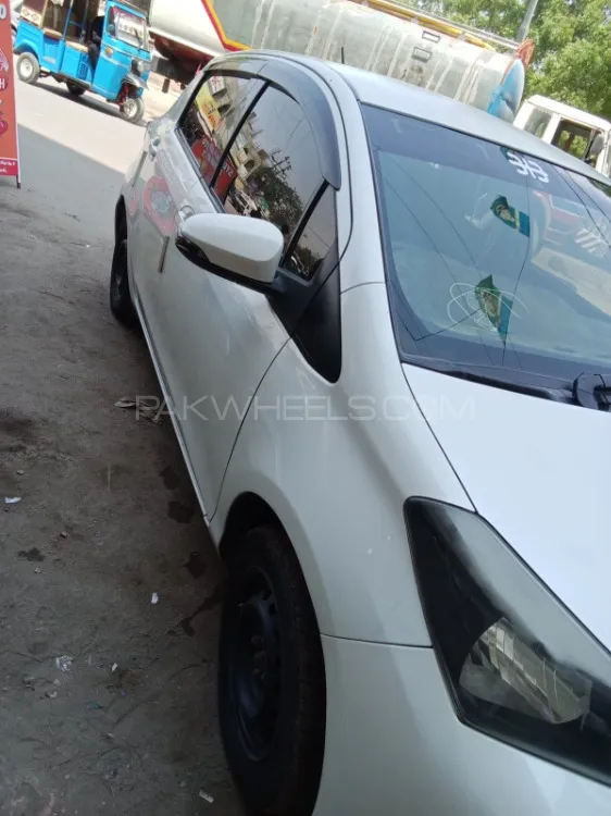 Toyota Vitz 2015 for Sale in Karachi Image-1