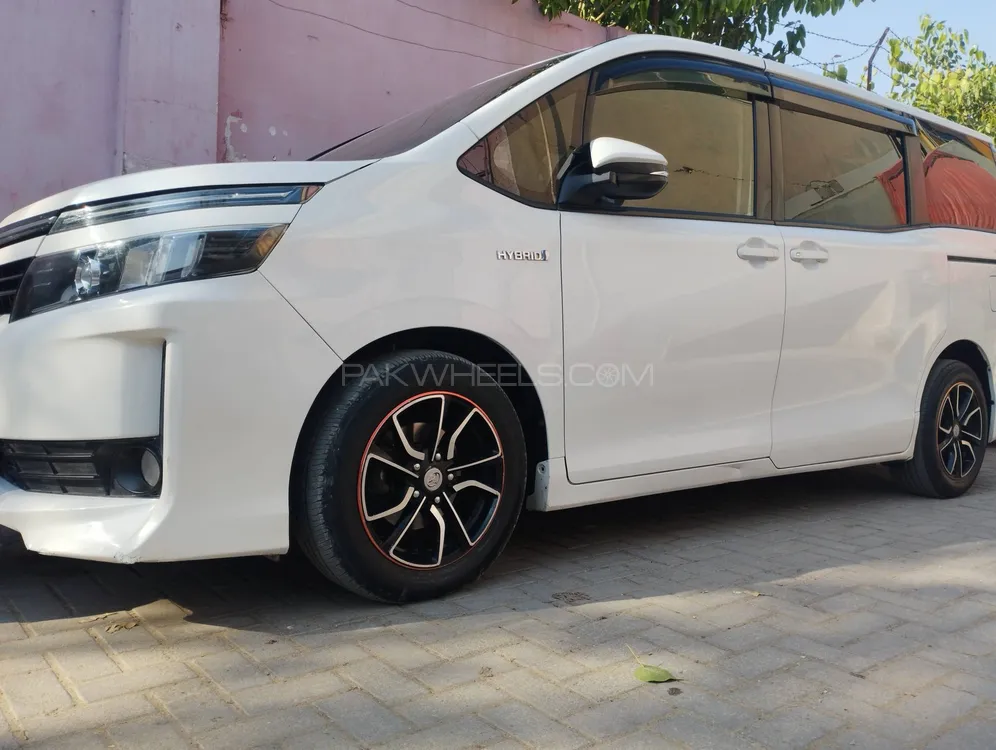 Toyota Voxy 2015 for Sale in Karachi Image-1
