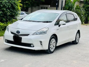 Toyota Prius Alpha G 2013 for Sale