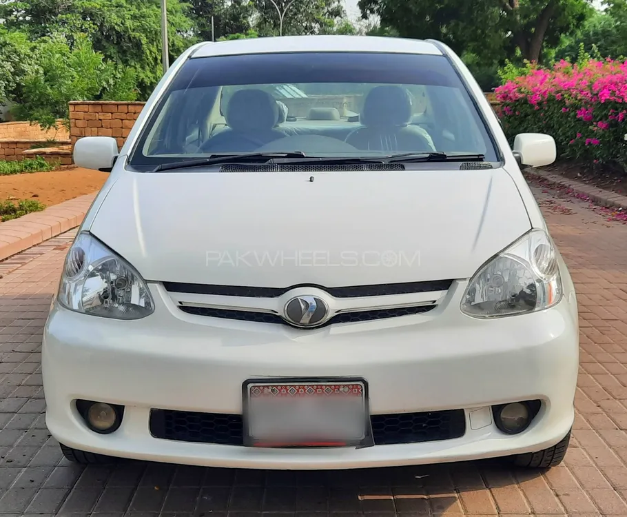 Toyota Platz 2004 for Sale in Karachi Image-1