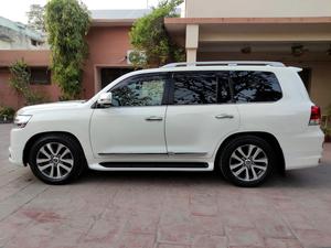 LandCruiser ZX ( V8 )  full house 
Model 2018/11 production 
Import 2023 unregistered 
Not a 100 km driven in Pakistan 
Mileage 28000 km
Pearl white metallic with brono leather interior 
4.5 AA as per auction sheet 
Brand new condition ( bumper to bumper original & spotless)
Top of line specs. 
Rear entertainment 
Cool box 
Wireless charger 
Original body kit 
Adapted Radar 
Further information please call & visit Victory Cars jail road Lahore