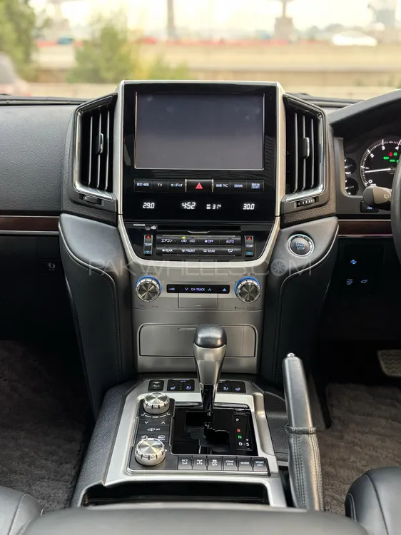 Toyota Land Cruiser 2018 for Sale in Lahore Toyota Land Cruiser 2018 for Sale in Lahore Image-10