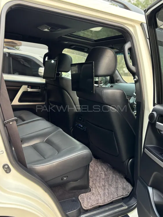 Toyota Land Cruiser 2018 for Sale in Lahore Toyota Land Cruiser 2018 for Sale in Lahore Image-9