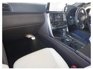 LX600
Pearl white with white  room 
2023 model 
5000km 
Full house 
118000000