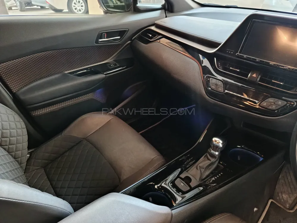 Toyota C-HR 2018 for Sale in Karachi Toyota C-HR 2018 for Sale in Karachi Image-9