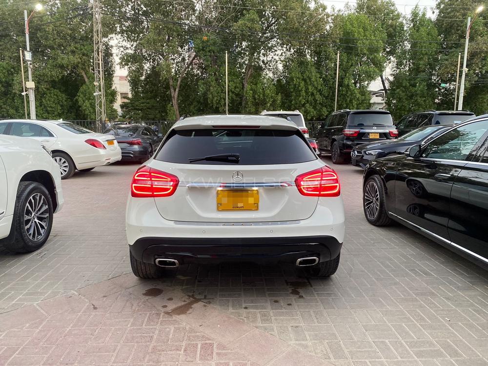 Mercedes GLA 200 AMG
Model: 2015
Mileage: 9,000 Km
Reg: 2015 Khi

Top of the line:
*Panoramic Roof
*Bucket leather seats
*Memory package 
*Privacy tint 
*Sports suspension 
*Leather dashboard