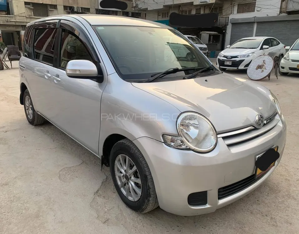 Toyota Sienta 2013 for Sale in Karachi Image-1