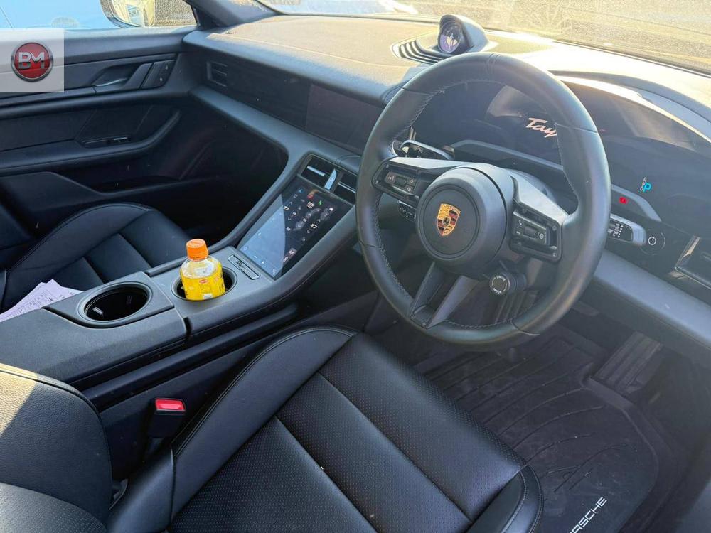 2022 model 
Porsche Taycan 
Black Color 
Base grade 
4.5 grade 
30000km