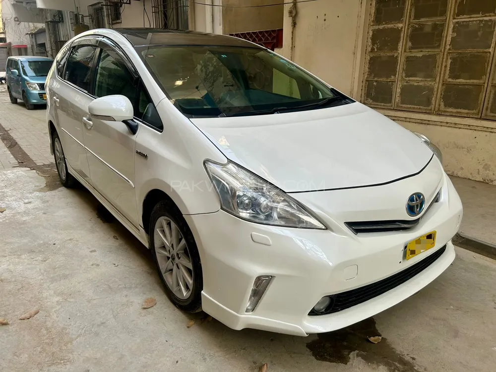 Toyota Prius Alpha 2011 for Sale in Karachi Image-1