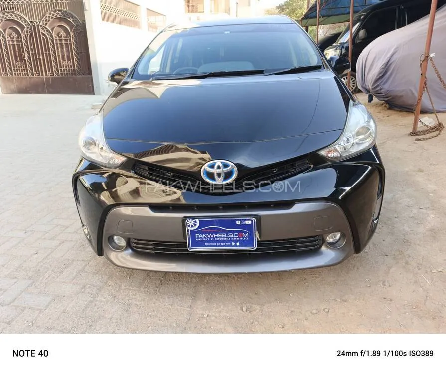 Toyota Prius Alpha 2017 for Sale in Karachi Image-1