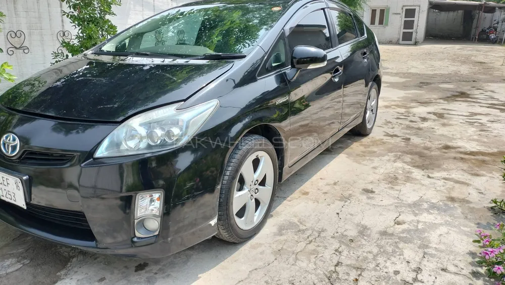 Toyota Prius Alpha 2011 for Sale in Peshawar Image-1