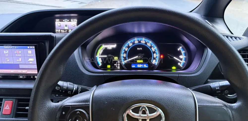 Toyota Voxy 2017 for Sale in Karachi Toyota Voxy 2017 for Sale in Karachi Image-16