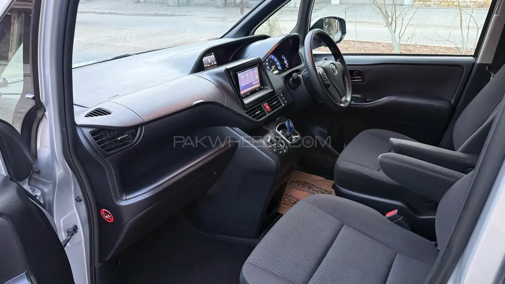 Toyota Voxy 2017 for Sale in Karachi Toyota Voxy 2017 for Sale in Karachi Image-12