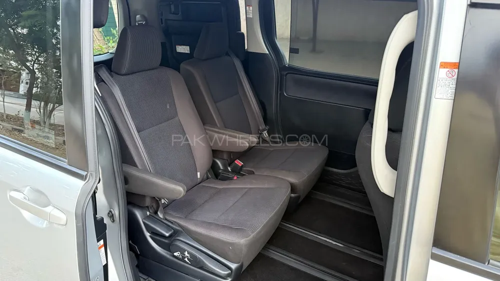 Toyota Voxy 2017 for Sale in Karachi Toyota Voxy 2017 for Sale in Karachi Image-10