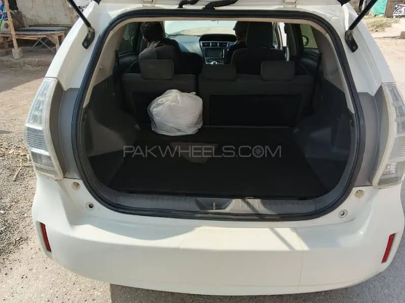 Toyota Prius Alpha 2012 for Sale in Rawalpindi Image-1