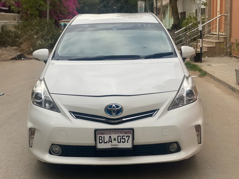 Toyota Prius Alpha 2014 for Sale in Karachi Image-1
