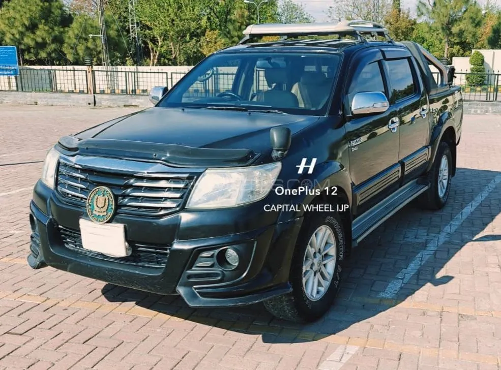 Toyota Hilux 2015 for Sale in Islamabad Image-1