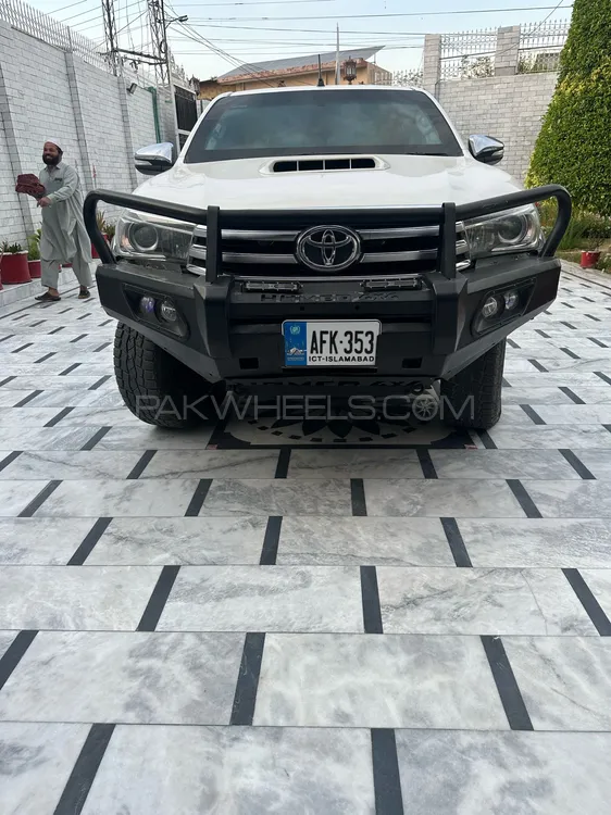 Toyota Hilux 2017 for Sale in Nowshera Toyota Hilux 2017 for Sale in Nowshera Image-3