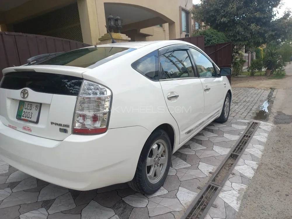 Toyota Prius 2011 for Sale in Lahore Image-1