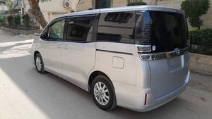 TOYOTA VOXY 
Model 2018
UNREGISTERED 
mileage 153440km
R GRADE
