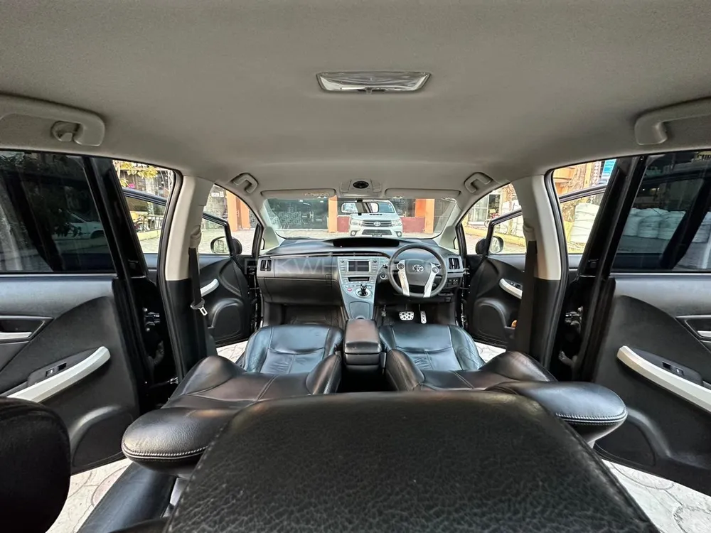 Toyota Prius Alpha 2015 for Sale in Islamabad Image-1