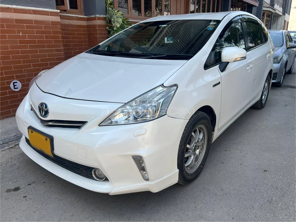 Toyota Prius Alpha 2013 for Sale in Karachi Image-1