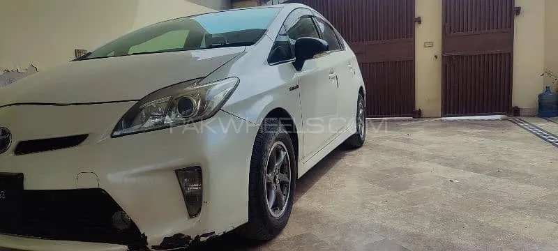 Toyota Prius 2013 for Sale in Kot addu Image-1