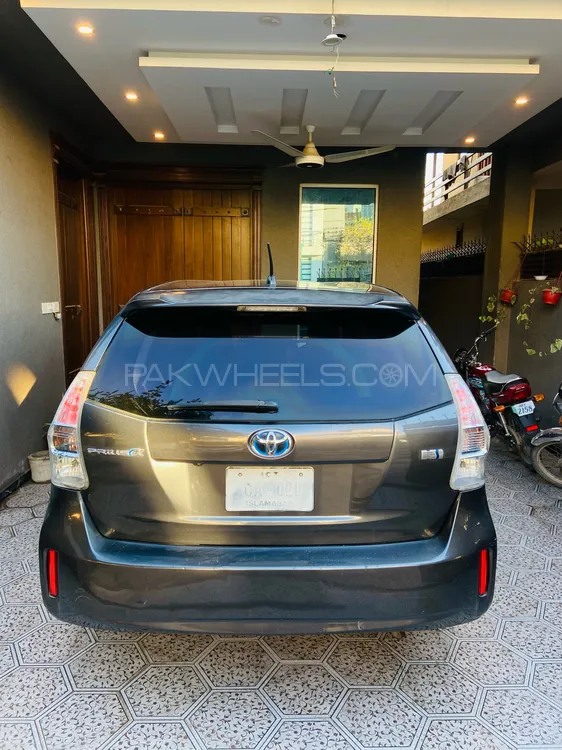 Toyota Prius Alpha 2011 for Sale in Rawalpindi Image-1
