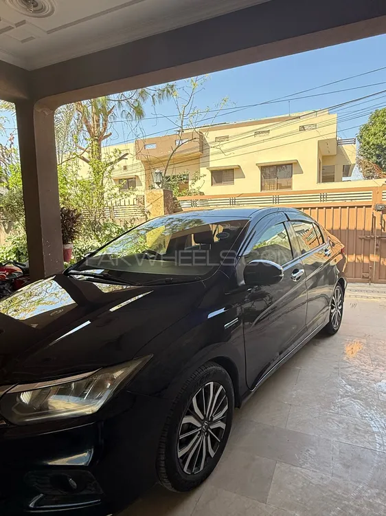 Honda Grace Hybrid 2018 for Sale in Islamabad Image-1