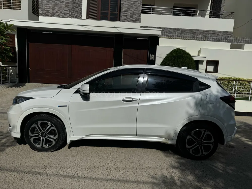 Honda Vezel 2015 for Sale in Karachi Image-1