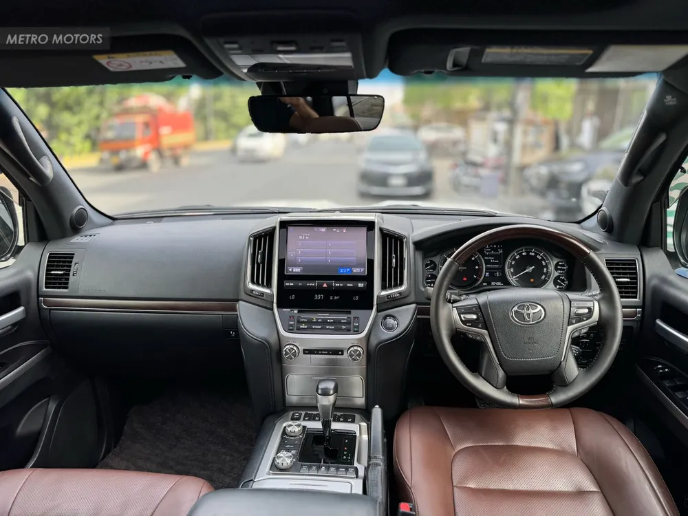 Toyota Land Cruiser 2017 for Sale in Lahore Toyota Land Cruiser 2017 for Sale in Lahore Image-10