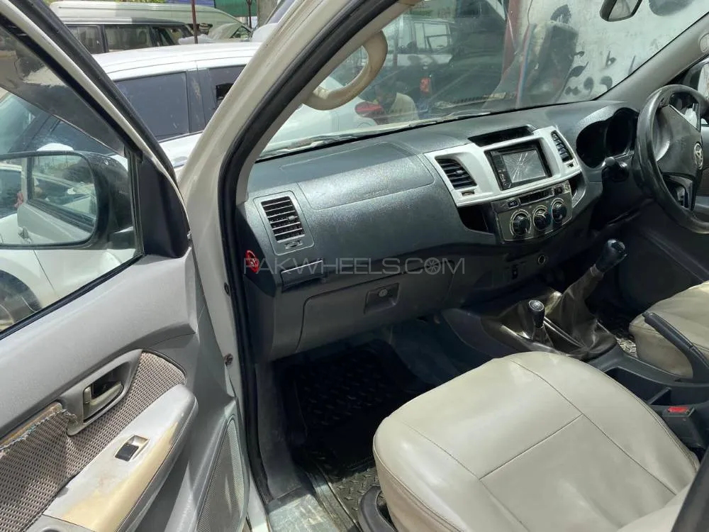 ٹویوٹا ہائیلکس 2011 for Sale in کراچی ٹویوٹا ہائیلکس 2011 for Sale in کراچی Image-7