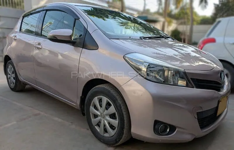 Toyota Vitz 2012 for Sale in Karachi Image-1