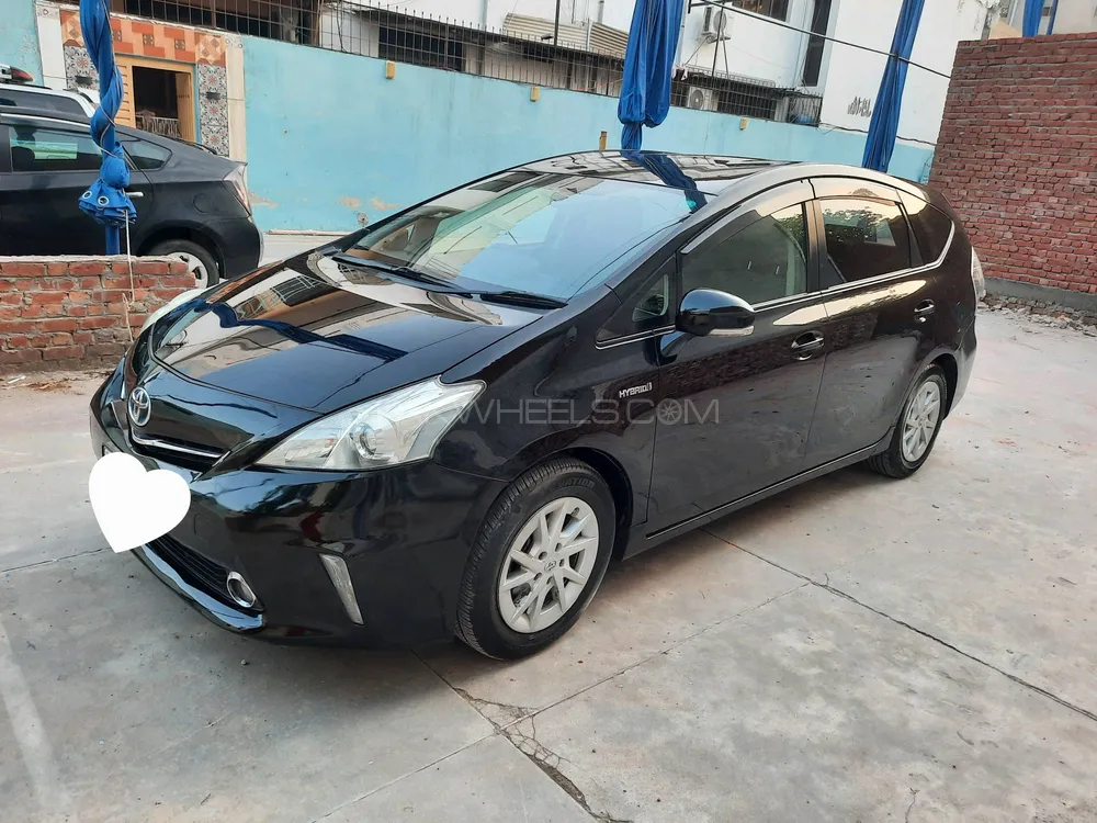 Toyota Prius Alpha 2014 for Sale in Sialkot Image-1
