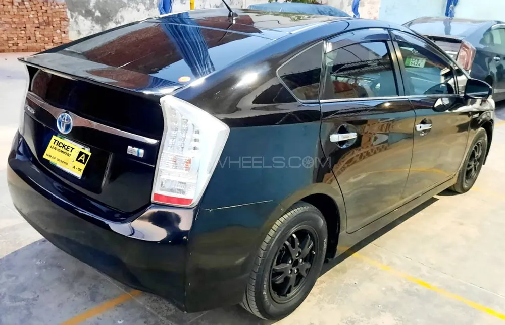 Toyota Prius 2011 for Sale in Sialkot Image-1