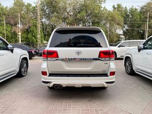 Land Cruiser AX 
Model: 2020
Mileage: 33,000 km 
Unregistered 

*Original TV + 4 cameras  
*7 Seater  
*Sunroof
*Beige room

Calling and Visiting Hours

Monday to Saturday

11:00 AM to 7:00 PM