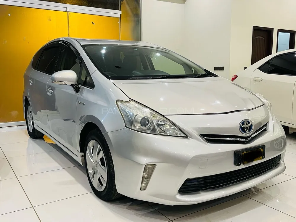 Toyota Prius Alpha 2013 for Sale in Karachi Image-1