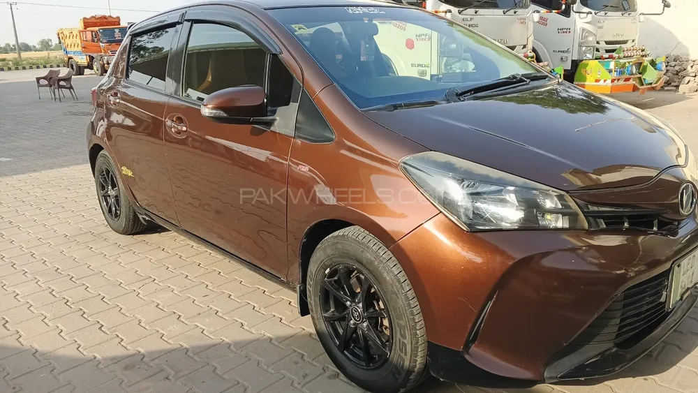 Toyota Vitz 2015 for Sale in Gujrat Image-1