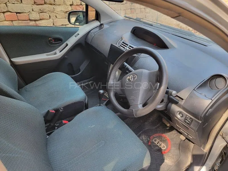 Toyota Vitz 2005 for Sale in Chichawatni Image-1