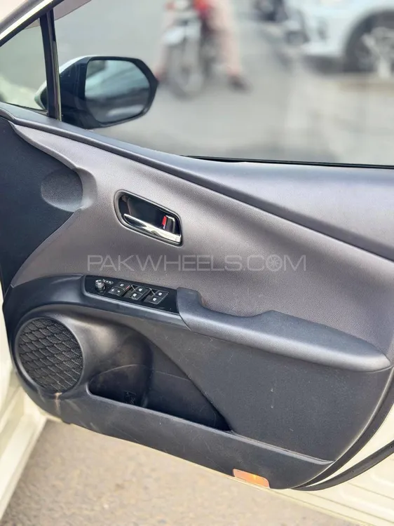 Toyota Prius 2017 for Sale in Lahore Toyota Prius 2017 for Sale in Lahore Image-5