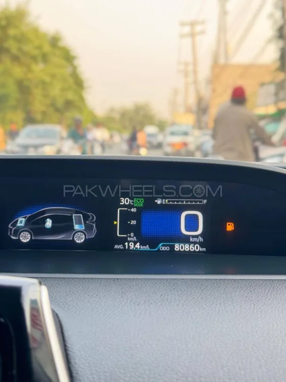 Toyota Prius 2017 for Sale in Lahore Toyota Prius 2017 for Sale in Lahore Image-10