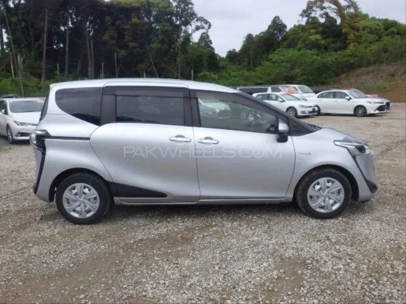 Toyota Sienta 2024 for Sale in Sialkot Image-1