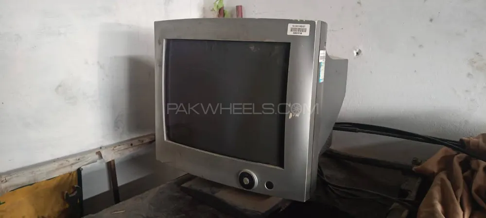 wheel balencer and alignment stand or camer and two screens Image-1